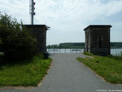 Het bruggehoofd van de vroegere Brug over de Oude Maas met 2 voormalige brugwachtershuisjes / tolhuisjes in buurtschap Barendrechtse Veer is een gemeentelijk monument. Een van de huisjes is in gebruik als radarpost, het andere huisje staat leeg.