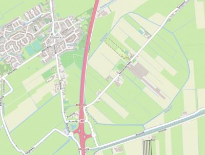 Buurtschap en polder Bennemeer ligt ZW van Twisk, O van Abbekerk en grenst in het W aan de A7. Dat de polder een ingepolderd meer is, is aan de vorm op de kaart goed te zien. (© www.openstreetmap.org)