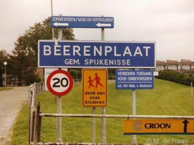 De buurtschap Berenplaat heeft kennelijk een eigen bebouwde kom gehad, want in ieder geval tot 2001 hebben er blauwe plaatsnaamborden (komborden) gestaan, met 20 km-zone.