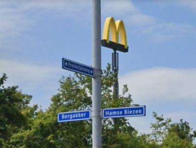 Veel plaatsen zijn al van verre te herkennen aan hun kerktoren. Buurtschap Bergakker heeft als 'landmark' de M van de McDonald's/McDrive die hier direct aan afslag Tiel-West aan de A15 te vinden is. (© Google StreetView)