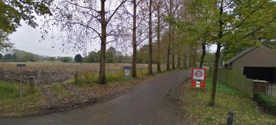 Buurtschap Besselaar (met links het gelijknamige straatnaambordje) begint direct bij het einde van de bebouwde kom van het dorp Gemonde, en kronkelt dan ca. 2 km naar het ZO, richting buurtschap Hermalen. (© Google)