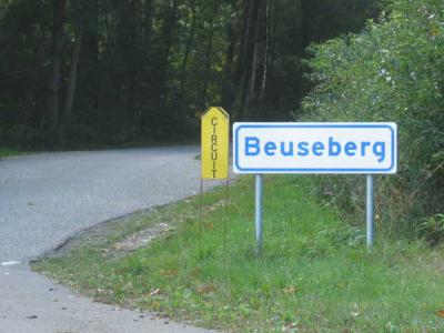 De buurtschap Beuseberg heeft ergens tussen 2009 en 2012 plaatsnaamborden gekregen, zodat je nu tenminste kunt zien wanneer je deze plaats binnenkomt en weer verlaat. Wel zo handig toch... (© H.W. Fluks)