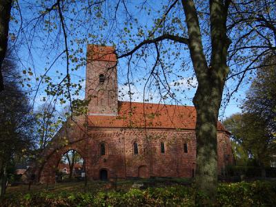 De op een wierde staande romanogotische Sebastiaankerk in Bierum is gebouwd in de 13e en 14e eeuw (© Harry Perton/https://groninganus.wordpress.com)