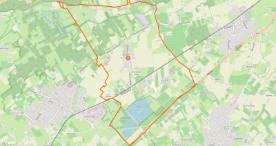 Biezenmortel ligt NO van Udenhout. Het dorpsgebied grenst in het N aan de Loonse en Drunense Duinen, in het Z aan de N65, in het W aan de Gommelsestraat en in het O aan de Gijzelsestraat. (© www.openstreetmap.org)