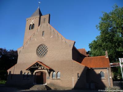 Bosschenhoofd heeft sinds 1886 een eigen kerk: de RK Heilig Hart van Jezuskerk. De rijke pastoor Andreas Smits vond het kerkje te klein en bouwde in 1928 de huidige knoeperd, met veel eigen middelen, naar ontwerp van architect Wolter te Riele.