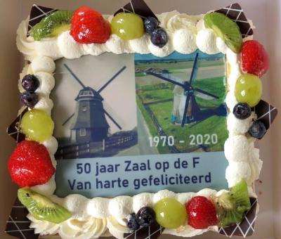 Op 15 mei 2020 was de familie Zaal 50 jaar molenaar op Molen F in Burgerbrug. Eigenaar Stichting De Zijper Molens kwam ze daarmee feliciteren en nam als presentje deze prachtige en heerlijke taart mee.