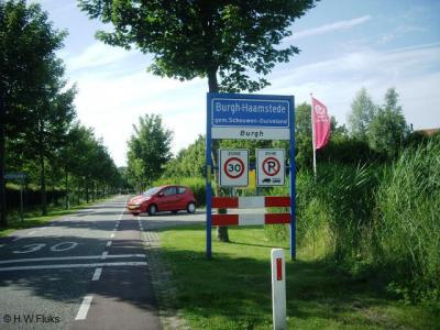 Als je het dorp Burgh-Haamstede binnenkomt, worden de dorpsdelen Burgh en Haamstede aangegeven met witte onderbordjes. Ook in het dorpscentrum, bij de overgang van de dorpsdelen, staat dit met witte bordjes aangegeven.