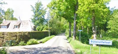Bûtenstfallaat is een buurtschap in de provincie Fryslân, gemeente Smallingerland. De buurtschap valt formeel onder de kern Drachten, maar heeft in de praktijk (ook) nauwe banden met buurdorp De Wilgen. (© Google StreetView)