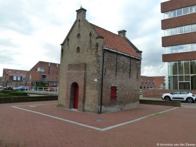 Het rijksmonumentale zogeheten Dief- en Duifhuisje wordt het ook wel 'het kleinste museum van Nederland' genoemd, omdat het slechts vier bij vijf meter groot is. Het is het enige bovengrondse overblijfsel van het vroegere Slot Capelle.