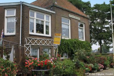 Het pand van voormalig(e) Café/Herberg/Uitspanning De Groote Bontekoe bestaat nog altijd en is tegenwoordig in gebruik als woonhuis. Gelukkig nog herkenbaar aan het fraaie gevelopschrift.