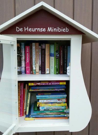 Het kleine dorp De Heurne is natuurlijk te klein voor een bemande bibliotheek. Maar niet voor een onbemande bibliotheek! Erna Westendorp beheert namelijk sinds oktober 2017 de De Heurnse Minibieb, waar je gratis boeken kunt lenen en evt. ruilen.