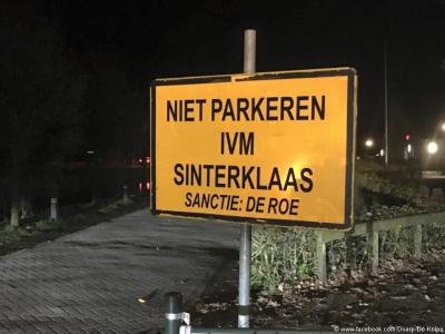 Het is ten strengste verboden je auto bij de scholen in De Knipe te parkeren als Sinterklaas op bezoek komt. Als je het toch doet, komt hij hoogstpersoonlijk de sanctie uitdelen.