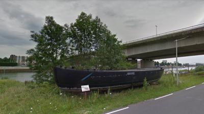 Van 1603 tot 1935 was er in Arnhem de schipbrug over de Rijn tussen het centrum en buurtschap De Praets. Als aandenken aan deze schipbrug is het enige bewaard gebleven bootje - van de 19 - van de schipbrug bij de entree van buurtschap De Praets geplaatst.