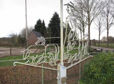 De Rakt, t.g.v. het 25-jarig bestaan van de buurtvereniging,  in 1989, is monument De Scheper  geplaatst: een windwijzer met een grote R en een herder met vijf schapen en een hond, omdat volgens de overlevering de eerste inwoner een herder was.