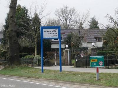 De buurtschap heeft in 2010 fraaie officiële blauwe plaatsnaamborden (komborden) gekregen met het logo van een valk plus witte borden met de tekst 'Welkom in De Valk - een heerlijk plekje gronds'.