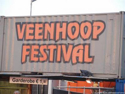 Hét evenement van het jaar in De Veenhoop is het Veenhoopfestival (weekend in juli). Het wordt ook wel 'de Swarte Cross van Friesland' genoemd en is het oudste meerdaagse popfestival van Nederland.