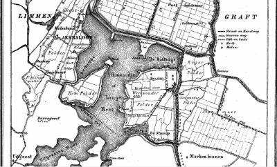 Op deze kaart, uit 1865, is goed te zien hoe geïsoleerd De Woude lag (en nog altijd ligt) t.o.v. Akersloot, onder welke gemeente het tot 2001 viel. De Woude ligt in de Westwouderpolder. De Oostwouderpolder, O ervan, valt onder de buurtschap Starnmeer.
