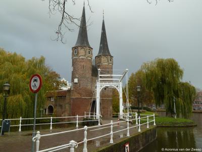 Rond 1840 zijn bíjna alle acht Delftse stadspoorten afgebroken. Alleen de Oostpoort mocht blijven staan, omdat die in de uithoek van de stad niet in de weg stond.