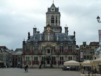 Het vorige stadhuis op de Markt is in 1618 afgebrand. Het huidige stadhuis (Markt 87) is naar een ontwerp van Hendrick de Keyser in 1618-1620 herbouwd rondom het oudste gebouw dat Delft tegenwoordig nog heeft: een belfort genaamd het Oude Steen.