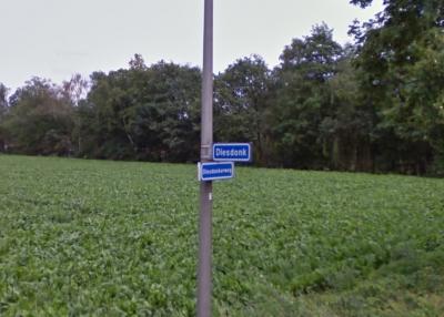 Diesdonk is een buurtschap in de provincie Noord-Brabant, gem. Asten. De buurtschap valt onder het dorp Ommel. De buurtschap heeft geen plaatsnaamborden, zodat je slechts aan deze straatnaambordjes kunt zien dat je er bent aangekomen. (© Google StreetView