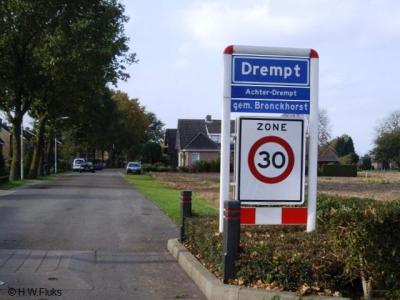 Dit betekent dus dat je het dorp Achter-Drempt binnenkomt, dat voor de postadressen Drempt heet. Je moet het maar even weten. Bij dezen dus...