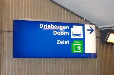 En ook op het NS-station wordt je de weg gewezen naar het dorp Driebergen. (© H.J. Derksen)