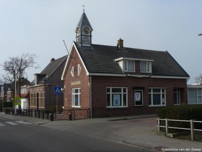 De gemeente Lange Ruige Weide had lange tijd geen echt gemeentehuis. In 1928 kwam er dit gemeentehuis op Kerkweg 4 in Driebruggen. In 1982 kwam er een groter gemeentehuis aan de Groendyck. Het eerste gemeentehuis is een gemeentelijk monument.