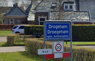 De campagne 'Praat mar Frysk', die het dagelijks gebruik van het Fries promoot, heeft in februari 2019 ludieke bordjes in Drogeham opgehangen, die de inwoners beogen te inspireren vaker Fries te praten. Dit is er een van. (© Google StreetView)