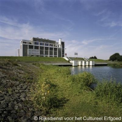Met de aanwijzing van gemaal Lovink in Biddinghuizen heeft de Flevopolder in 2010 zijn eerste gebouwde rijksmonument gekregen. Het gemaal is volgens de Rijksdienst voor het Cultureel Erfgoed een mijlpaal van de naoorlogse drooglegging van Flevoland.