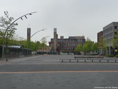 Plein De Rede in het centrum van Dronten, met in het midden zicht op het Huis der Gemeente (gemeentelijk monument) en links de kerktoren van Kerkcentrum de Open Hof.