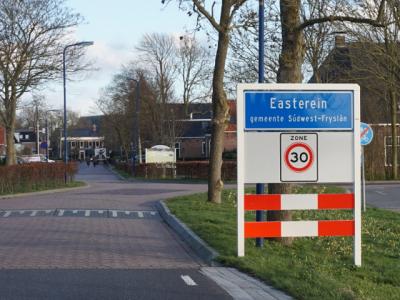 Easterein is een dorp in de provincie Fryslân, gemeente Súdwest-Fryslân. T/m 1983 gemeente Hennaarderadeel. In 1984 over naar gemeente Littenseradiel, in 2018 over naar gemeente Súdwest-Fryslân. (© H.W. Fluks)