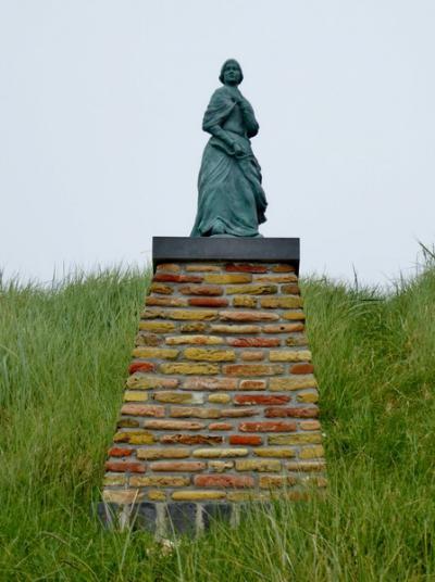 Egmond aan Zee, standbeeld van het Derper Vraauwtje (© Jan Oosterboer)