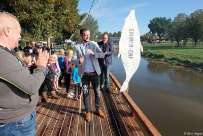 De aan de Middenweg in Emmer-Erfscheidenveen aangelegde nieuwe vissteigers zijn op 8 september 2018 feestelijk geopend door wethouder Van der Weide. Op de 'vis' staat de volksmond-naam van dit dorp: Emmer-Erf.