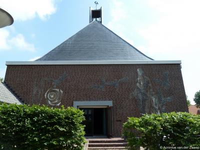De voormalige Hervormde kerk uit 1953 (Kerkplein 30) is ontworpen door architect Chr. Nielsen uit Amsterdam. In samenwerking met kunstenaar Berend Hendriks voorzag hij de kerk van de nodige kunst, onder andere de zaaier van mozaïekstenen op de buitenmuur.