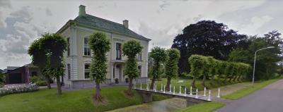 De imposante herenboerderij Tjassensheerd (de voormalige directeurswoning van steenfabriek Enzelens) heeft een al even imposante tuin van liefst 5.000 m2 die gedurende het jaar op diverse momenten te bezoeken is. (© Google)