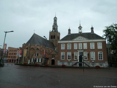 De Markt 'levert' maar liefst 22 van de 77 rijksmonumenten in Etten-Leur. Twee van de grootste en indrukwekkendste zijn de Catharinakerk / Van Gogh Kerk op nr. 6 en het naastgelegen Raadhuis uit 1776 op nr. 1.