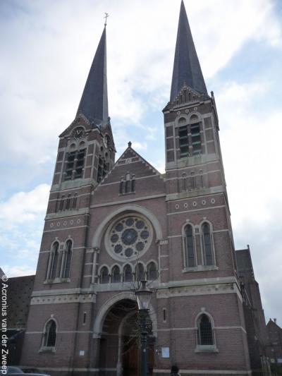 Leur kon qua kerk natuurlijk niet achterblijven en bouwde in 1889 de Sint-Petruskerk, een neogotische kruisbasiliek met twee kerktorens met achtzijdige spitsen. De kerk is net als de Lambertuskerk ontworpen door architect P.J. van Genk.