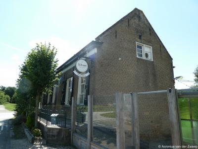 Het oorspronkelijke Café Gastelsveer, een rijksmonument uit 1791, sloot in 1973 zijn deuren. Sinds 1997 is het café weer in functie, aanvankelijk naar de toenmalige exploitant Toine's Veer geheten. Tegenwoordig heet het Gastel Sfeer.
