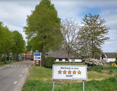 Gasteren is een dorp in de provincie Drenthe, gemeente Aa en Hunze. T/m 1997 gemeente Anloo. Sinds 2010 is Gasteren het eerste Vifjsterrendorp van Drenthe. Wat dat inhoudt, kun je lezen onder Recente ontwikkelingen. (© www.bokd.nl)