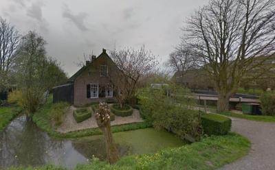 Buurtschap Geer bij Nieuwland heeft vele monumentale boerderijen, maar geen rijksmonumenten en slechts 2 gemeentelijke monumenten. Deze boerderij uit 1878 op nr. 56 is er daar een van. (© Google StreetView)