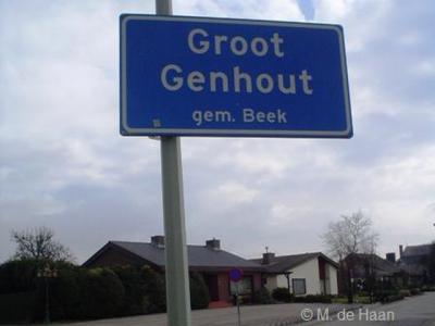 In ieder geval tot 2005 (wellicht nog iets later) hebben er blauwe plaatsnaamborden (komborden) Groot Genhout gestaan. In ieder geval sinds 2008 staan er blauwe borden Genhout. Verder stonden (staan?) er ook nog witte bordjes voor Groot en Klein Genhout.