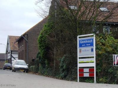 Genhout is een heus dorp met alles d'r op en d'r an, waaronder een eigen bebouwde kom, maar ligt voor de postadressen zogenaamd 'in' Beek.