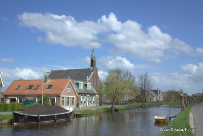 Van welke kant je ook komt aanrijden of -wandelen: het dorp Gijbeland is duidelijk te herkennen aan deze fraaie blikvanger: de Gereformeerde (PKN) Kerk van Molenaarsgraaf - Brandwijk uit 1898, genaamd Eben Haëzer (Gijbelandsedijk 54).
