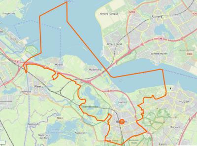 Gooise Meren (= het grondgebied binnen de oranje lijn) is een gemeente in de provincie Noord-Holland, in de regio Gooi en Vechtstreek. De gemeente is in 2016 ontstaan uit samenvoeging van de gemeenten Bussum, Muiden en Naarden. (© www.openstreetmap.org)