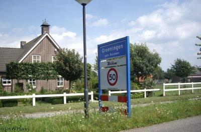 Het dorp Groeningen viel vanouds onder de gemeente Vierlingsbeek, sinds 1998 valt het onder de gemeente Boxmeer