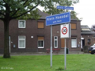 Gemeenten (en/of bordenmakers...) gaan niet altijd even bewust om met de spelling van hun plaatsnamen: op de officiële plaatsnaamborden staat Klein Haasdal, en op de evenzeer officiële straatnaamborden (aan dezelfde paal!) staat Klein-Haasdal...