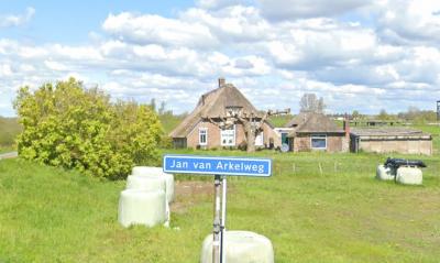 Het boerderijtje op Fabrieksweg 7 in buurtschap Harculo is een van de laatste dijkboerderijtjes op de IJsseldijk in Zwolle, maar helaas gaat het pand in 2023 tegen de vlakte. Voor nadere informatie zie het hoofdstuk Recente ontwikkelingen. (© Google)