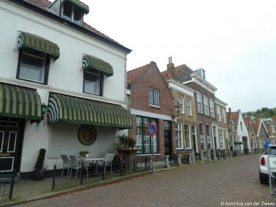 Heenvliet, Markt met links Café De Gouden Leeuw