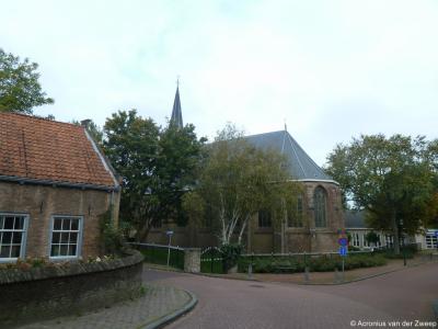 De hervormde Sint Maartenskerk in Heenvliet is gebouwd rond 1450. Het gebouw heeft een schip met noordzijbeuk onder een hoog dak met kapeltorentje en is aan de westzijde ingekort. Het kerkorgel is het eerste Metzier orgel in Nederland.