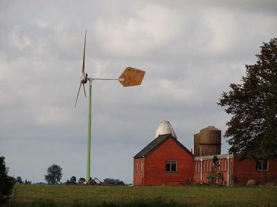 Buurtschap Heereburen bij Niehove, boerderij met windmolen (© Harry Perton/https://groninganus.wordpress.com)